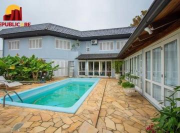 Casa · 450m² · 3 Quartos · 3 Vagas · Casa com 3 dormitórios, suíte e amplo pátio com piscina e churrasqueira.