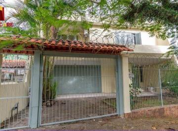 Casa · 270m² · 3 Quartos · 2 Vagas · Casa de 3 quartos,1 suíte, closet, living com lareira, pátio, piscina e 2 vagas
