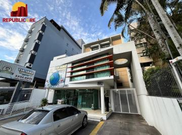 Fachada · Apartamento de um quarto e duas vagas de garagem no bairro Auxiliadora em POA