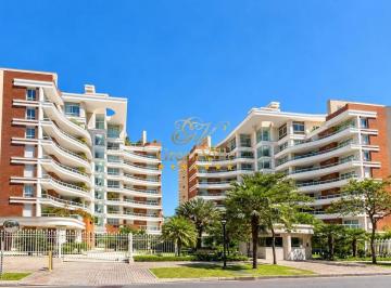 486e50eae50479a28330513f502f84aa6daaecbf · Juvevê/Ahú, Edifício The Island,| 3 suítes | 4 vagas | Mobiliado |