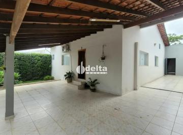 Casa · 468m² · 2 Quartos · 5 Vagas · Casa com 2 quartos sendo 1 suíte  disponível para venda no bairro Marta Helena em Uberlândia-MG