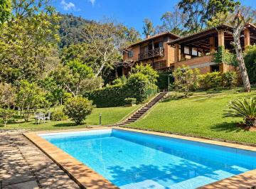 v98sbyg2ywmwmdhjzmexogfl_md · A arquitetura, o jardim, o verde e a vista fazem esta casa muito especial.