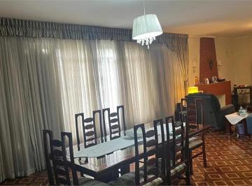 Imagem Principal · Procurando tranquilidade sem abrir mão da praticidade? Esta casa na Rua Diogo Ortiz oferece o equilí