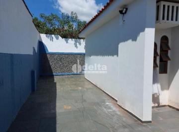 NULL · Casa comercial com 4 quartos disponível para venda no bairro Lidice em Uberlândia-MG