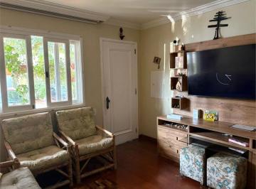 Imagem Principal · Casa charmosa em condomínio arborizado com quintal gourmet, lareira e excelente área de lazer