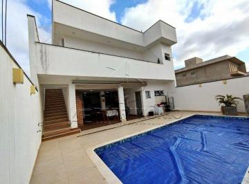 Casa · 290m² · 4 Quartos · 5 Vagas · Casa assobradada situada em um condomínio fechado, com um terreno de 300m² e uma área construída de 