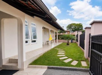 Casa · 181m² · 4 Quartos · 5 Vagas · Belíssima casa espaçosa com piscina, pomar e amplo terreno no bairro Imigrantes, em Timbó