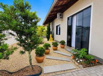 Casa · 169m² · 3 Quartos · 2 Vagas · Casa com piscina e edícula no fundos