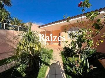Casa · 180m² · 3 Quartos · 2 Vagas · Casa com 3 quartos sendo 1 suíte na Região Sul de Uberlândia