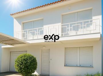 Casa · 144m² · 5 Quartos · 2 Vagas · Algumas casas entregam conforto. Outras entregam futuro. No Centro - 1 quadra Unifra