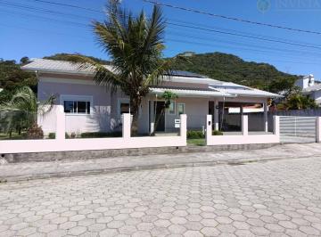 1870fa171a9342e474dc598187bcd729a8a17510 · Casa com piscina no Ribeirão da Ilha, em Florianópolis.