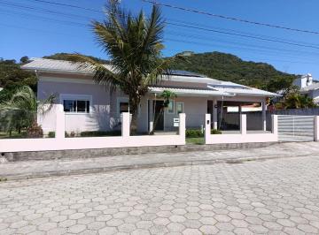 e85670b34a2b7b14e9ad8f6f277a92c7aded3ef6 · Casa com piscina no Ribeirão da Ilha, em Florianópolis.