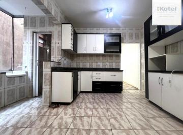 Cozinha com armários · Apartamento à venda | 2 dormitórios | 77 m² privativos | Bom Fim | Em frente à R