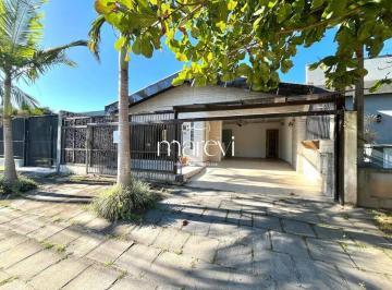 e1189ca2151a424f83fa1fa0bd6af7194740399d · Casa com 4 Quartos e Amplo Quintal no Centro de Guaratuba/PR