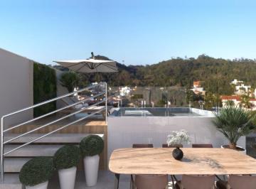 Terraço da cobertura de 180 m² com mesa, degraus e piscina (imagem ilustrativa) · Cobertura duplex de 180 m² com piscina privativa em Cabeçudas