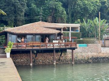Casa · 300m² · 7 Quartos · Casa com Piscina, Deck e Quadra de Futevôlei em Angra dos Reis