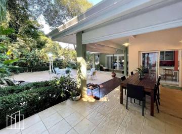 Sala de jantar integrada ao jardim, na casa de 4 suítes no Forest Hills. · Casa em condomínio, Forest Hills, Altos de São Fernando, 4 suítes, paisagismo, v