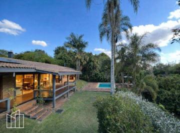 Fachada e jardim da casa térrea de 5 suítes no condomínio Reserva do Peroba. · Casa térrea em condomínio, Reserva do Peroba, 2.520 m², 5 suítes, estrutura metá