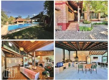 Montagem com piscina, fachada e sala da casa rústica reformada no Palos Verdes. · Casa rústica em condomínio, Palos Verdes, 3 suítes, reformada, piscina aquecida,