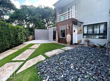 Fachada do sobrado de 3 suítes no condomínio Jardim das Paineiras. · Casa (sobrado) em condomínio, Jardim das Paineiras, rua do Shopping Granja Viann