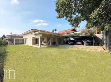 Fachada da casa semi térrea com jardim, no condomínio Jardim Passárgada A. · Casa semi térrea em condomínio, Jardim Passárgada A, 3 suítes, terreno plano, ho