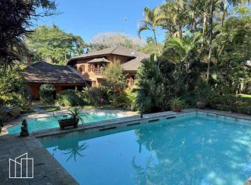 Piscina e fachada da casa de 5 suítes no Miolo da Granja Viana, Rua São Judas Tadeu. · Casa no Miolo da Granja Viana, Rua São Judas Tadeu, 2.530 m², 5 suítes, 2 piscin