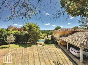 Garagem coberta e pátio, na casa da Vila de São Fernando. · Casa em condomínio, Vila de São Fernando, 4 dormitórios, piscina, espaço gourmet