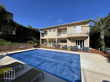Piscina e fachada da casa de 5 suítes no Miolo da Granja Viana, Rua São João. · Casa no Miolo da Granja Viana, Rua São João, 5 suítes, piscina aquecida, gourmet