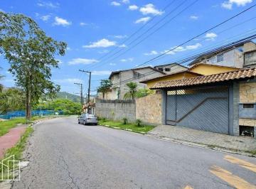 Fachada da casa térrea amarela, com garagem coberta, no Outeiro de Passárgada. · Casa térrea, Outeiro de Passárgada, Km 36 Raposo Tavares, 3 dormitórios, apto ex