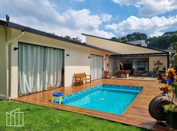 Piscina e fachada da casa térrea no Miolo da Granja Viana, em rua fechada com portaria 24h. · Casa térrea, Miolo da Granja Viana, rua fechada com portaria 24h, 3 suítes, pisc