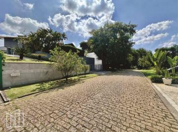 Rua de paralelepípedos que dá acesso à casa, no condomínio. · Casa em condomínio, Granja Viana II, 4 dormitórios, 2 suítes, piscina aquecida,