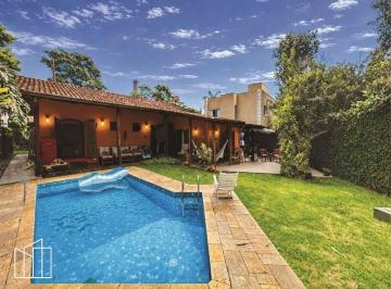 Piscina e fachada da casa térrea avarandada, no condomínio São Paulo II. · Casa térrea em condomínio, São Paulo II, 3 dormitórios, avarandada, piscina, rua