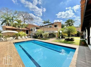 Piscina da casa de esquina com 4 suítes no condomínio Recanto Impla. · Casa de esquina em condomínio, Recanto Impla, 4 suítes, lareira, piscina, salão