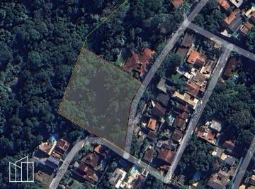Vista aérea do lote de 4.500 m², com área verde, no condomínio Vila Diva. · Lote em condomínio, Vila Diva, 4.500 m², área verde, córrego com queda d’água