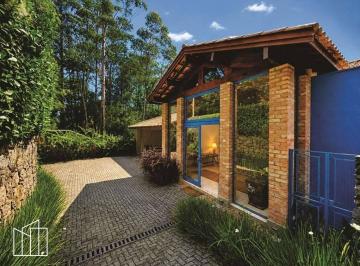 Fachada de tijolo e vidro da casa de arquiteto, no Jardim Indaiá. · Casa de arquiteto em condomínio, Jardim Indaiá, 4 suítes, varanda gourmet, 2 lar