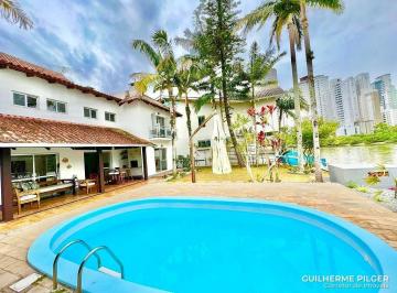 Casa · 300m² · 4 Quartos · 2 Vagas · Casa com píer e vaga náutica no Condomínio Marina Camboriú em Balneário Camboriú