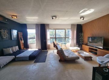 01_max_haus_living-17915796507126.jpg · Apartamento mobiliado no Max Haus Praia Brava | 1 dormitório, 70 m², 1 vaga e vista para o verde