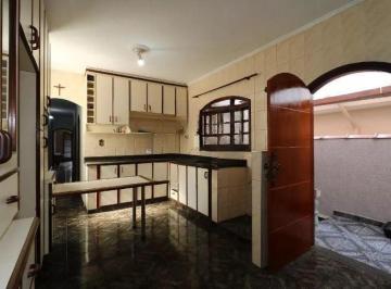 Casa · 200m² · 3 Quartos · 4 Vagas · Casa com 3 quartos, suíte e 4 vagas de garagem