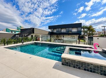4f5e6056e20325b751c0db94c97fec98f03367ac · Casa de Alto Padrão com piscina em Palhoça/SC.