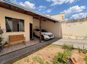 Casa · 90m² · 3 Quartos · 2 Vagas · Casa com 3 quartos, suíte, para alugar no Bairro Niterói.