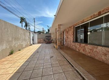 Casa · 226m² · 3 Quartos · 2 Vagas · Casa para alugar em Centro de 225.75m² com 3 Quartos, 1 Suite e 2 Garagens