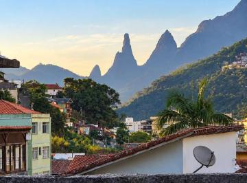 excelente-terreno-de-648-m-plano-e-totalmente-mura1133130.jpeg · Excelente Terreno de 200 m² Plano e Totalmente Murado com Vista Panorâmica para o Dedo de Deus – Val