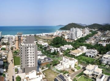 JK 399 e a Praia Brava vistos do alto, com o mar ao fundo (imagem ilustrativa) · Cobertura duplex de 211m² com 4 suítes e piscina no JK 399, Itajaí