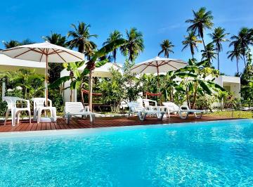 Piscina 9 x 4 m cercada por jardim tropical · RARIDADE NA QUARTA PRAIA: MORE NO PARAÍSO E GERE RENDA COM 4 BANGALÔS