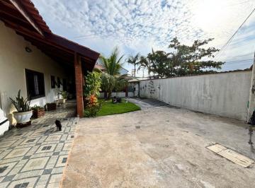Casa de 3 quartos, Itanhaém · Casa Ampla com Jardim e Varanda a 700 m da Praia no Satélite