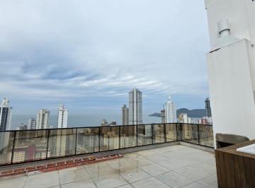 Terraço da cobertura com spa e vista do Centro de Balneário Camboriú até o mar · Cobertura duplex com spa no terraço e 4 suítes no Paganini Tower, BC