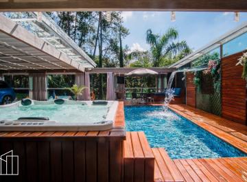 Piscina aquecida com teto retrátil e spa da casa de alto padrão no Condomínio Lago do Sol, em Cotia. · Casa em condomínio com lago, Granja Viana, Cotia, piscina aquecida