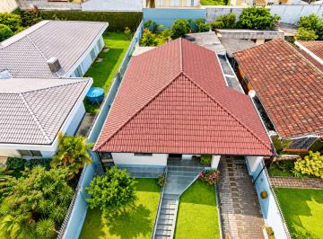Casa térrea à venda em Curitiba com 3 quartos, 4 vagas e terreno de 420 m² · Casa térrea à venda em Curitiba com 3 quartos, 4 vagas e terreno de 420 m²