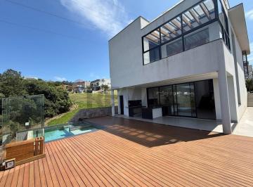 Casa · 330m² · 3 Quartos · 4 Vagas · Casa Luxuosa e Moderna no Condomínio Vale das Águas