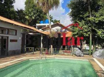 Casa · 300m² · 6 Quartos · 8 Vagas · Casa Exclusiva Cercada pelo Verde com Lazer Completo e Guarita com Segurança 24